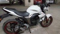 White Suzuki Gixxer