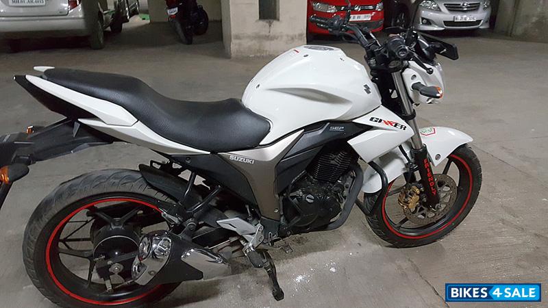 White Suzuki Gixxer