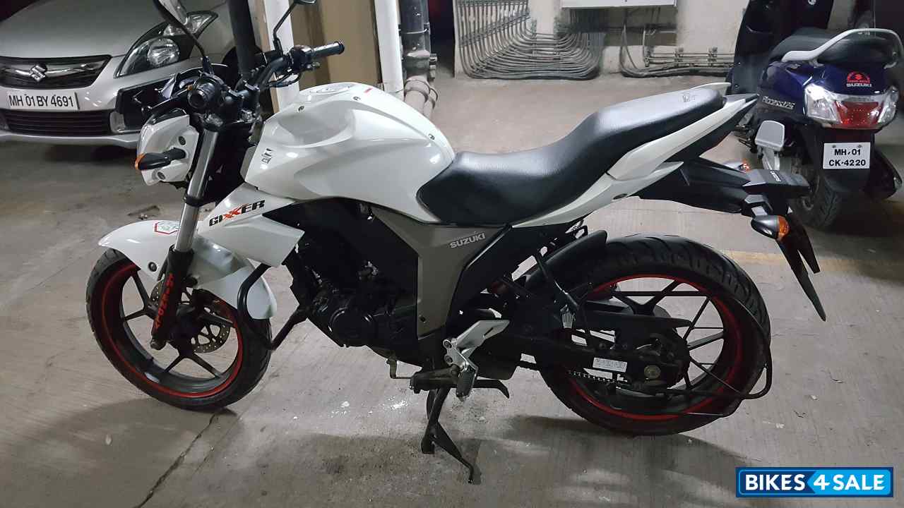 White Suzuki Gixxer