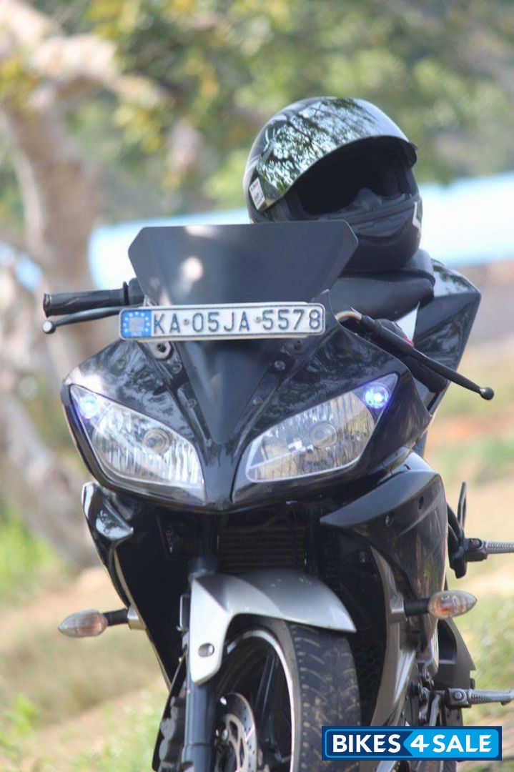 Black Yamaha YZF R15 V2