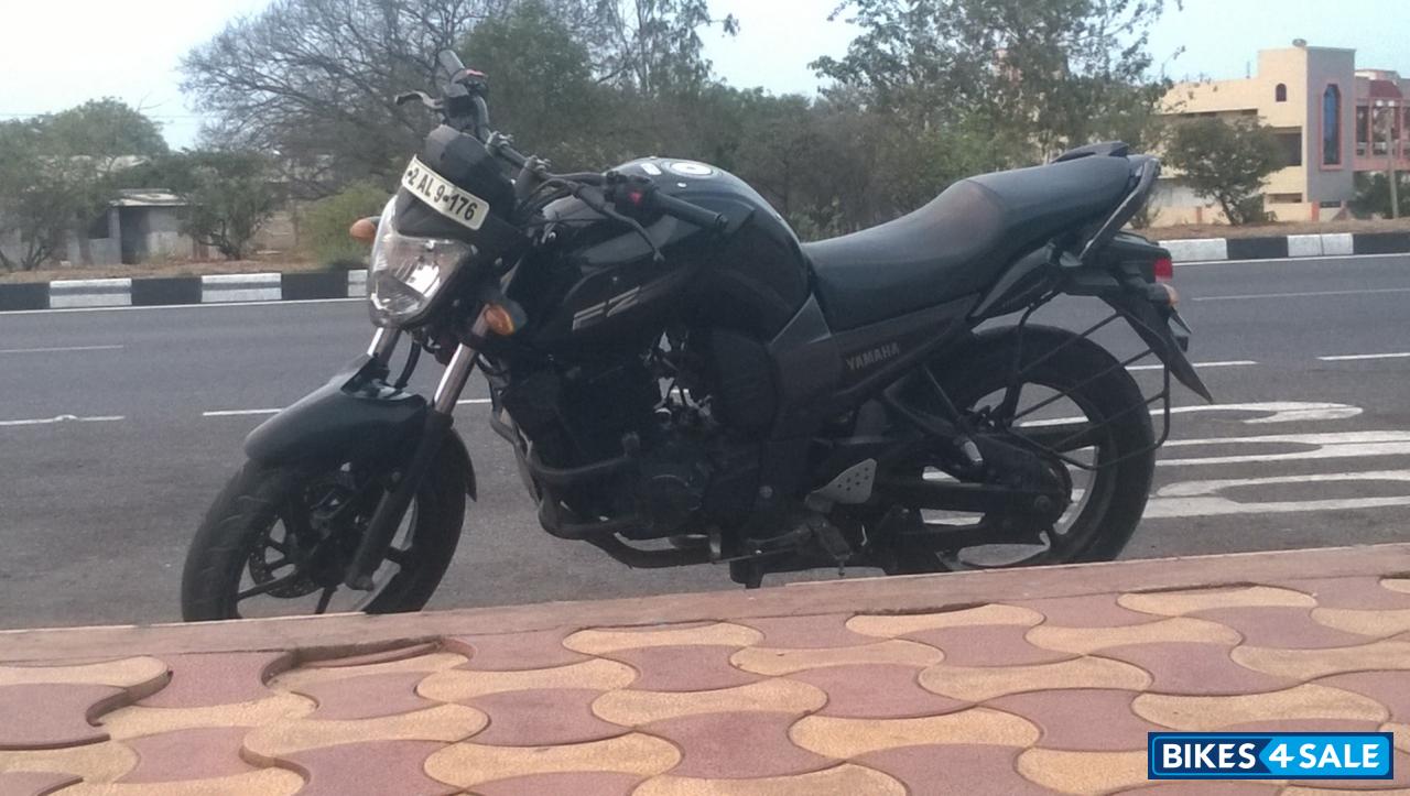 Black Yamaha FZ16