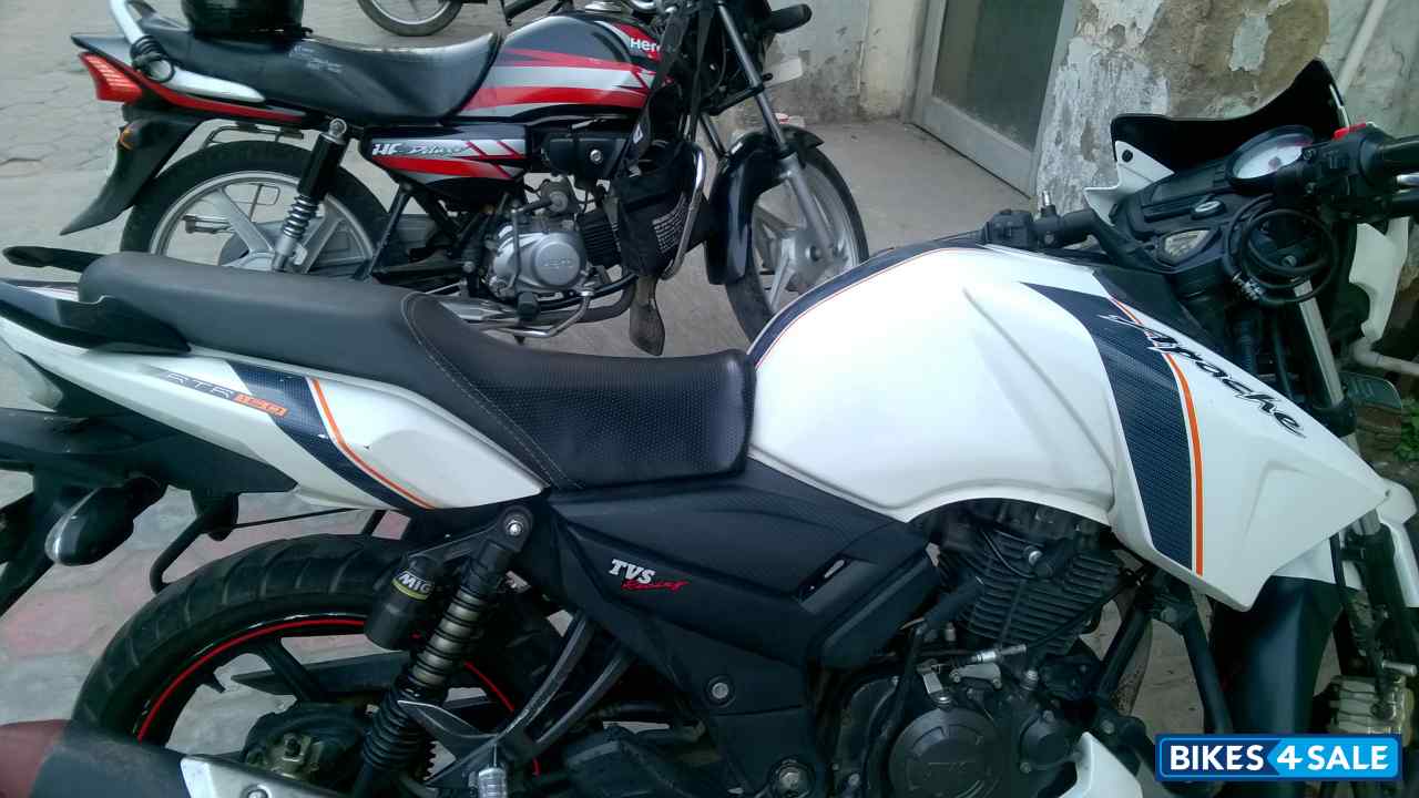 White TVS Apache RTR 160