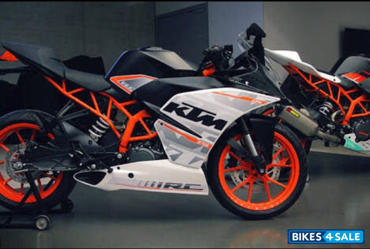 White KTM RC 390