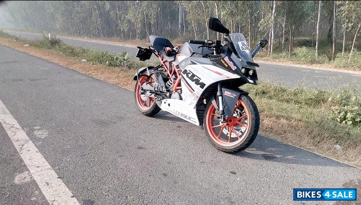 White KTM RC 390