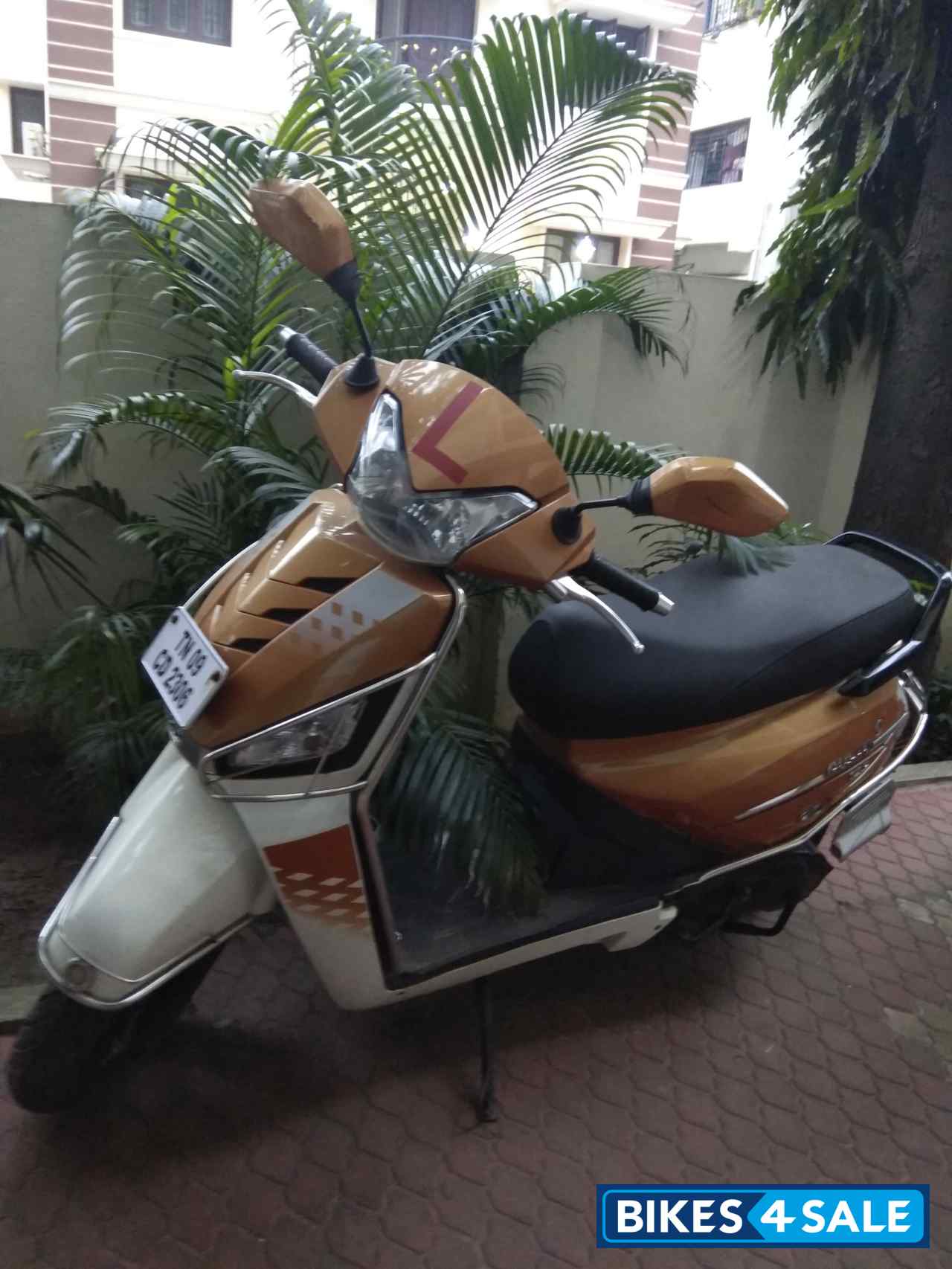 Orange Mahindra Gusto 125