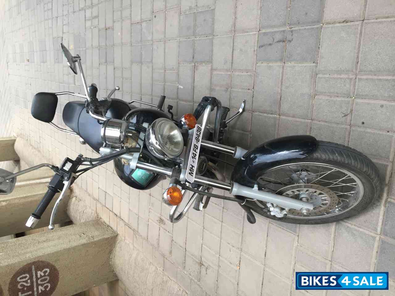 Black Bajaj Avenger 220 DTS-i