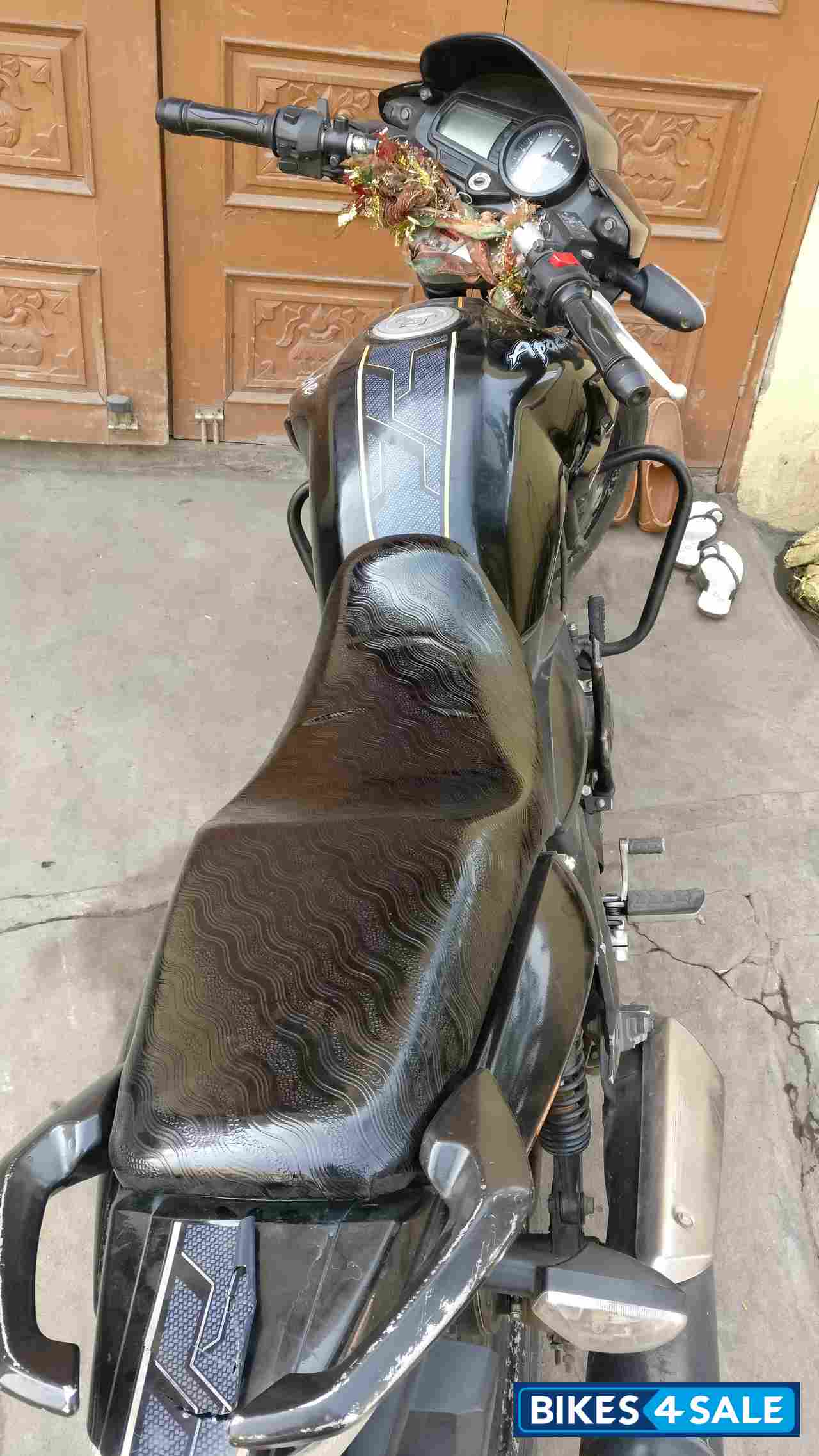 Black TVS Apache RTR 160