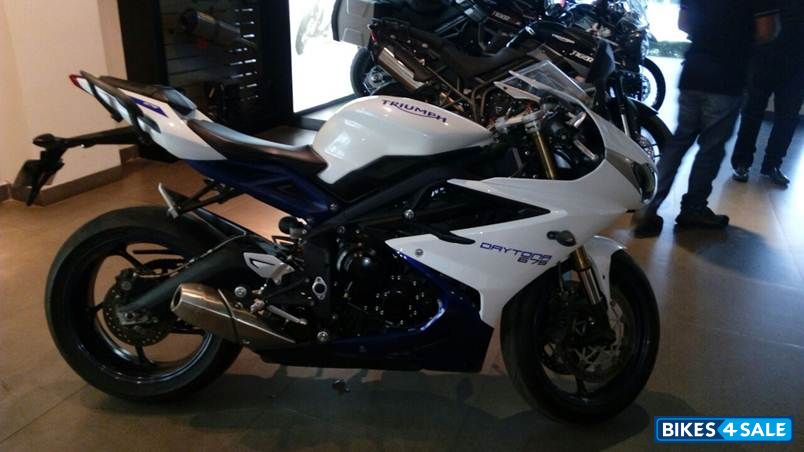 Blue/white Triumph Daytona 675 Blue/white Triumph Daytona 675
