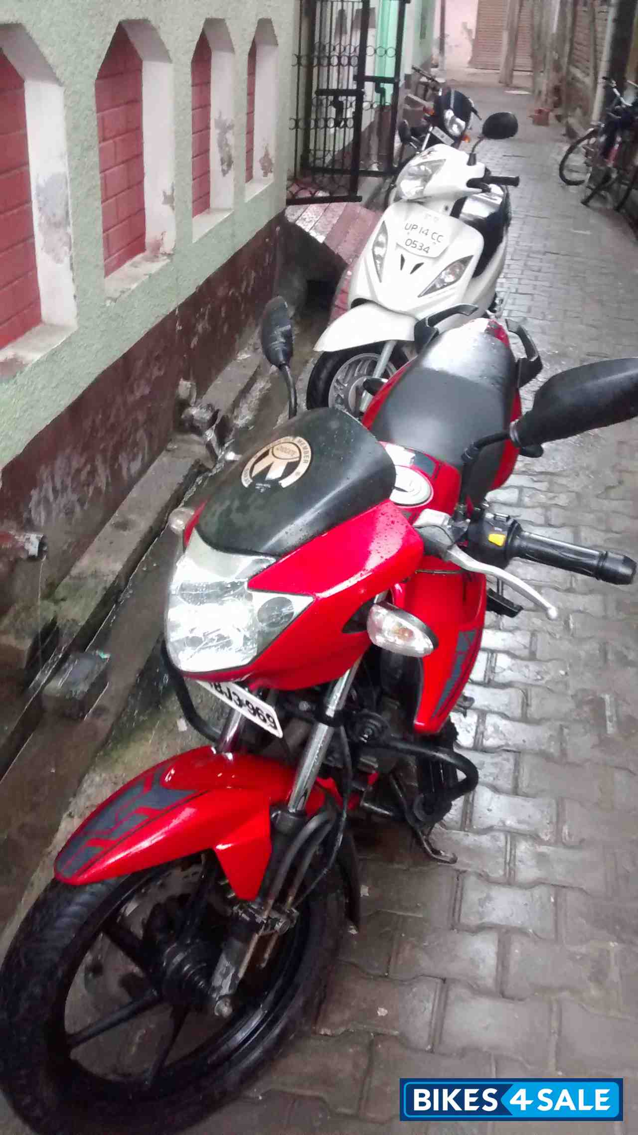 Red TVS Apache RTR 160