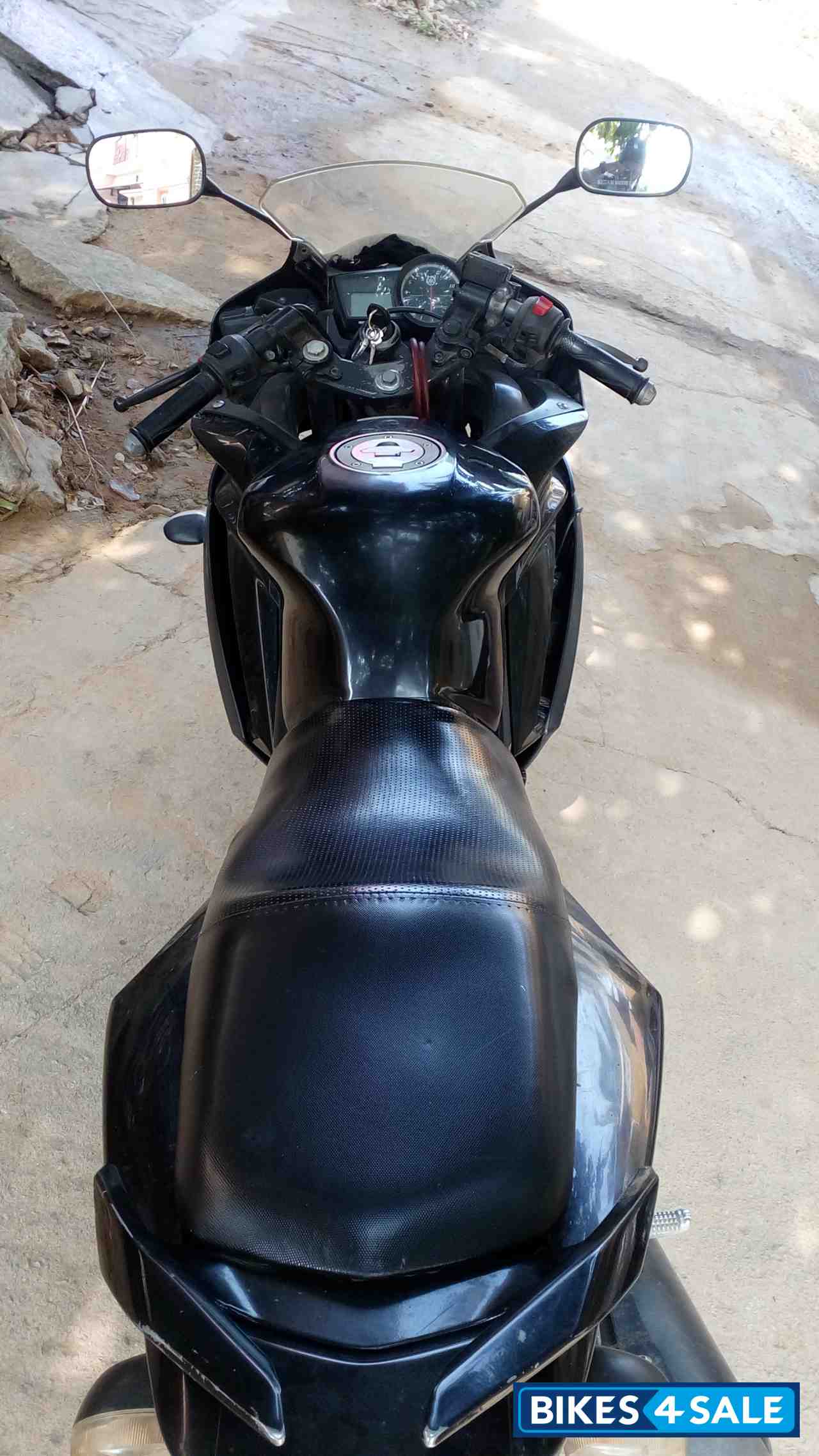 Black Yamaha YZF R15