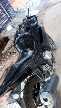 Black Yamaha YZF R15