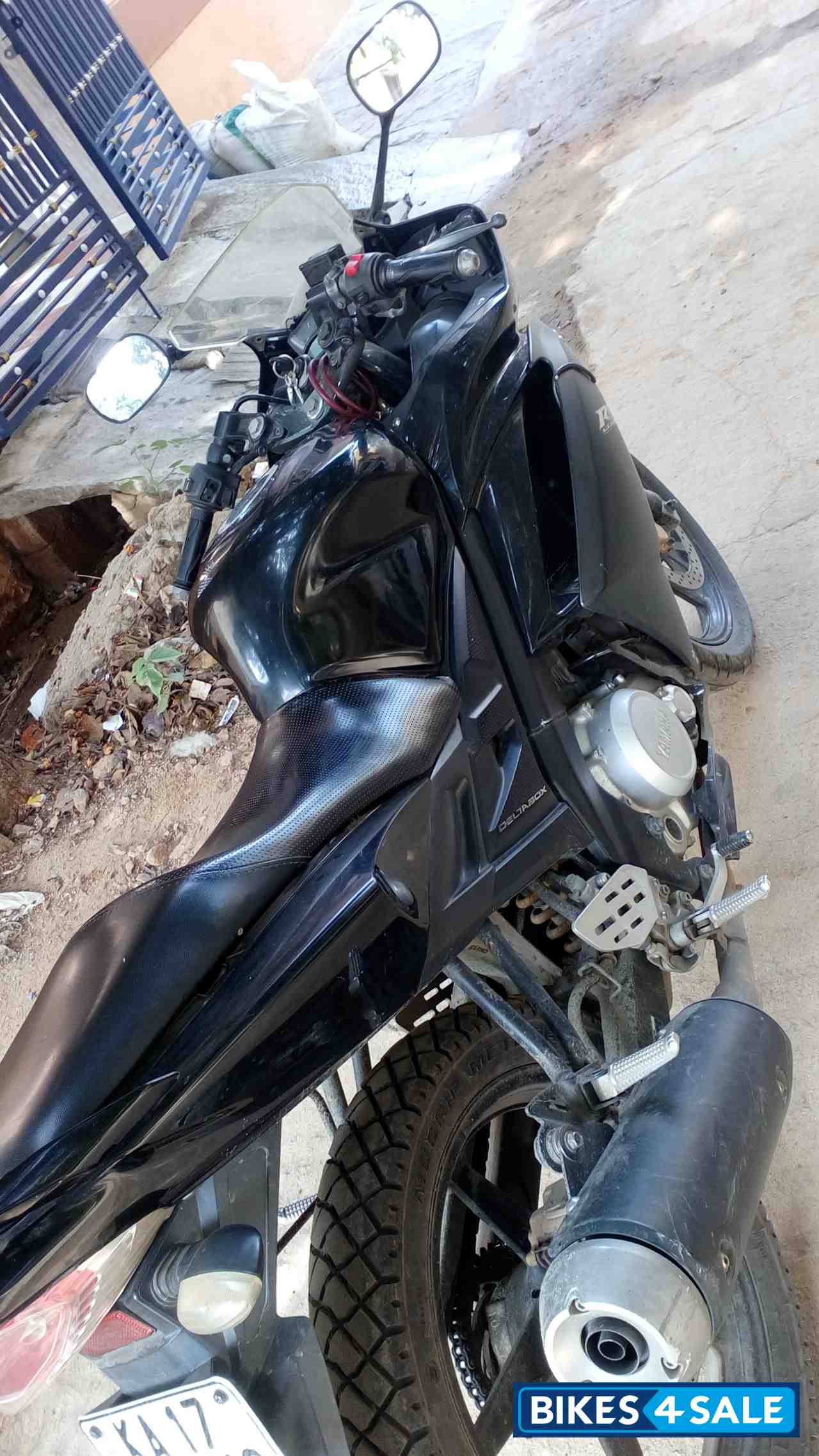 Black Yamaha YZF R15