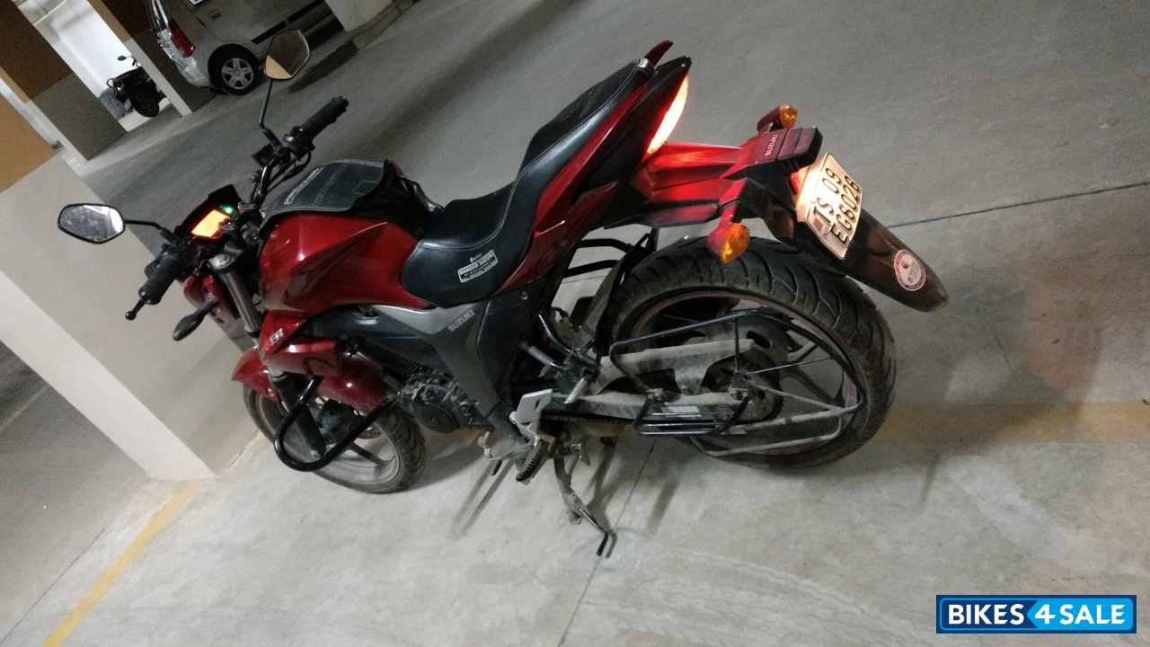 Red Suzuki Gixxer 150