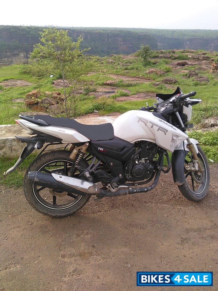 White TVS Apache RTR 180