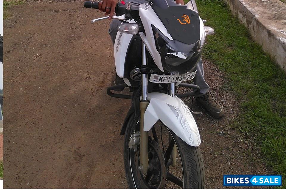 White TVS Apache RTR 180