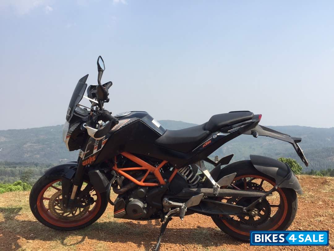 Black KTM Duke 390