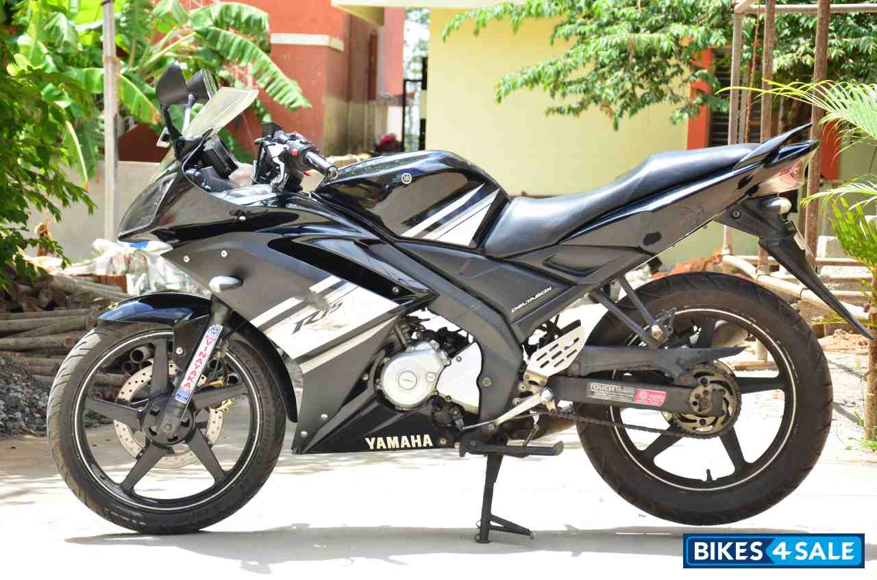 Black Yamaha YZF R15