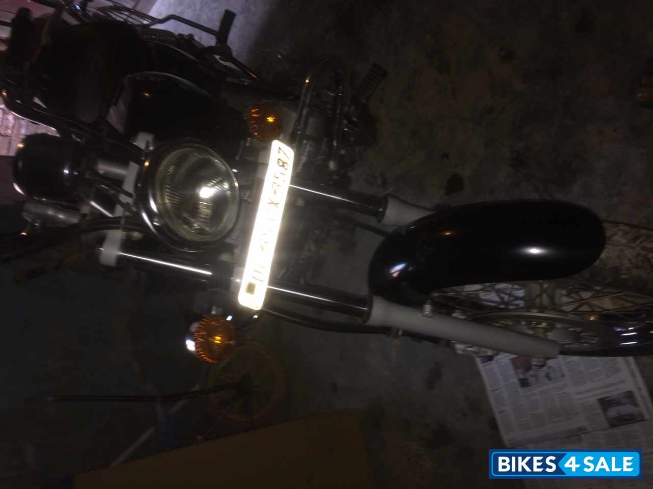 Black Bajaj Avenger 220 DTS-i