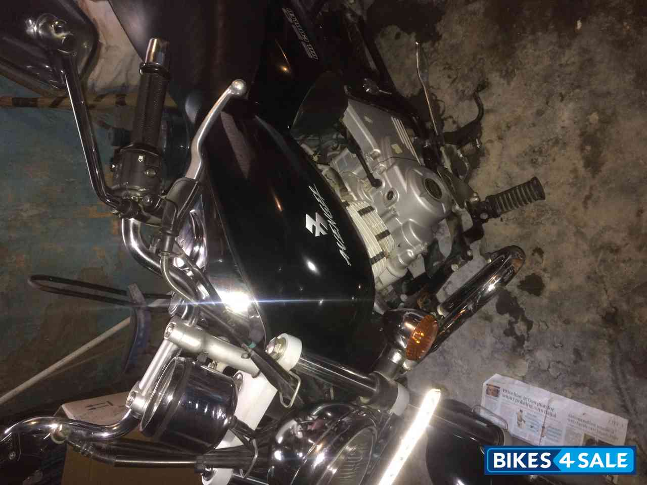 Black Bajaj Avenger 220 DTS-i Black Bajaj Avenger 220 DTS-i