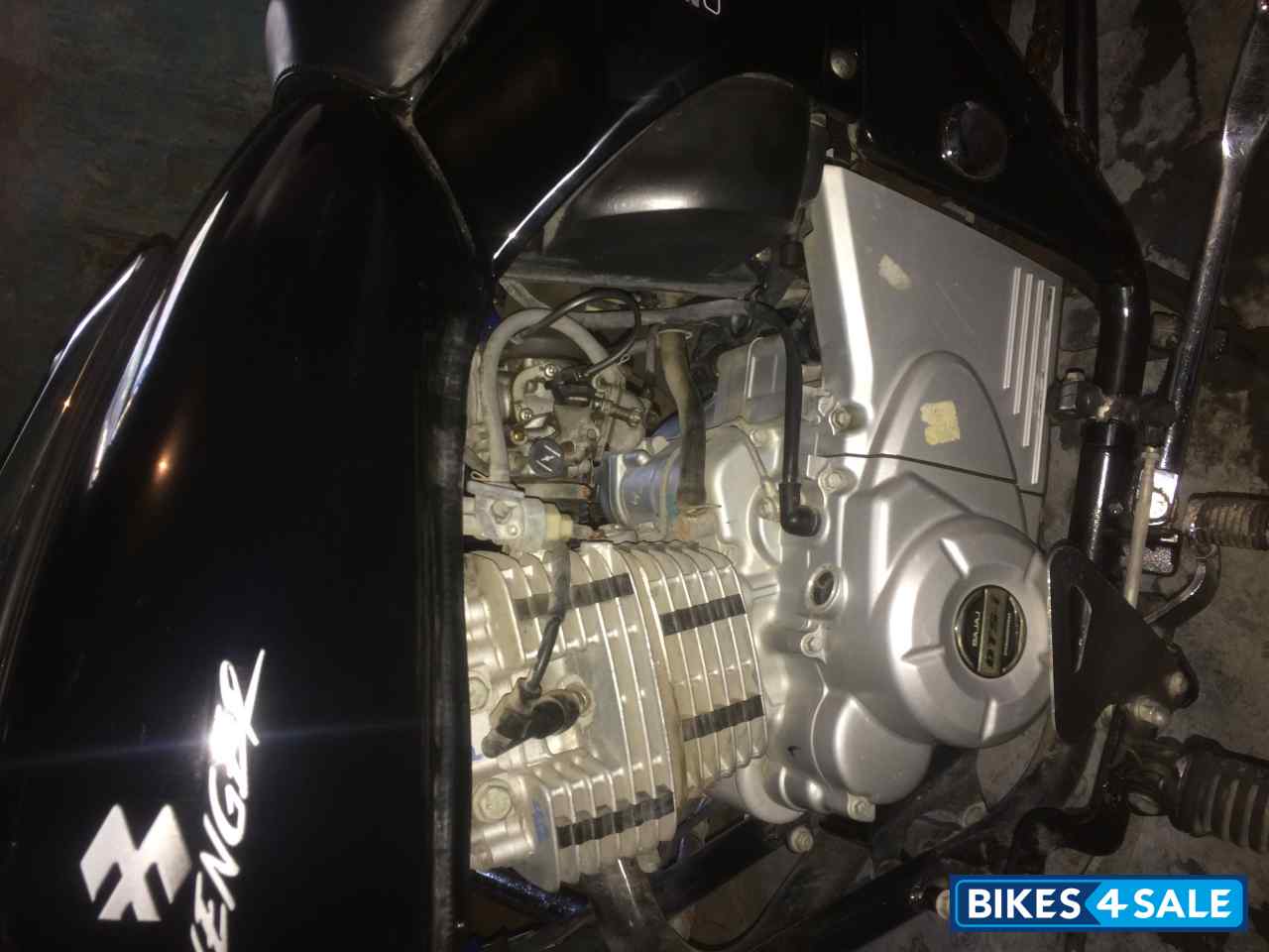 Black Bajaj Avenger 220 DTS-i Black Bajaj Avenger 220 DTS-i