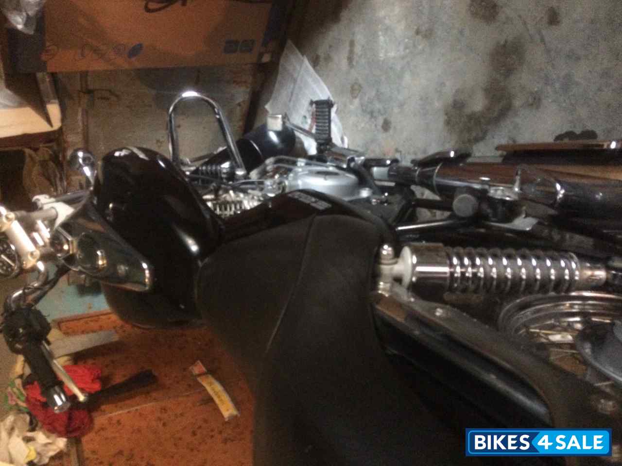 Black Bajaj Avenger 220 DTS-i Black Bajaj Avenger 220 DTS-i