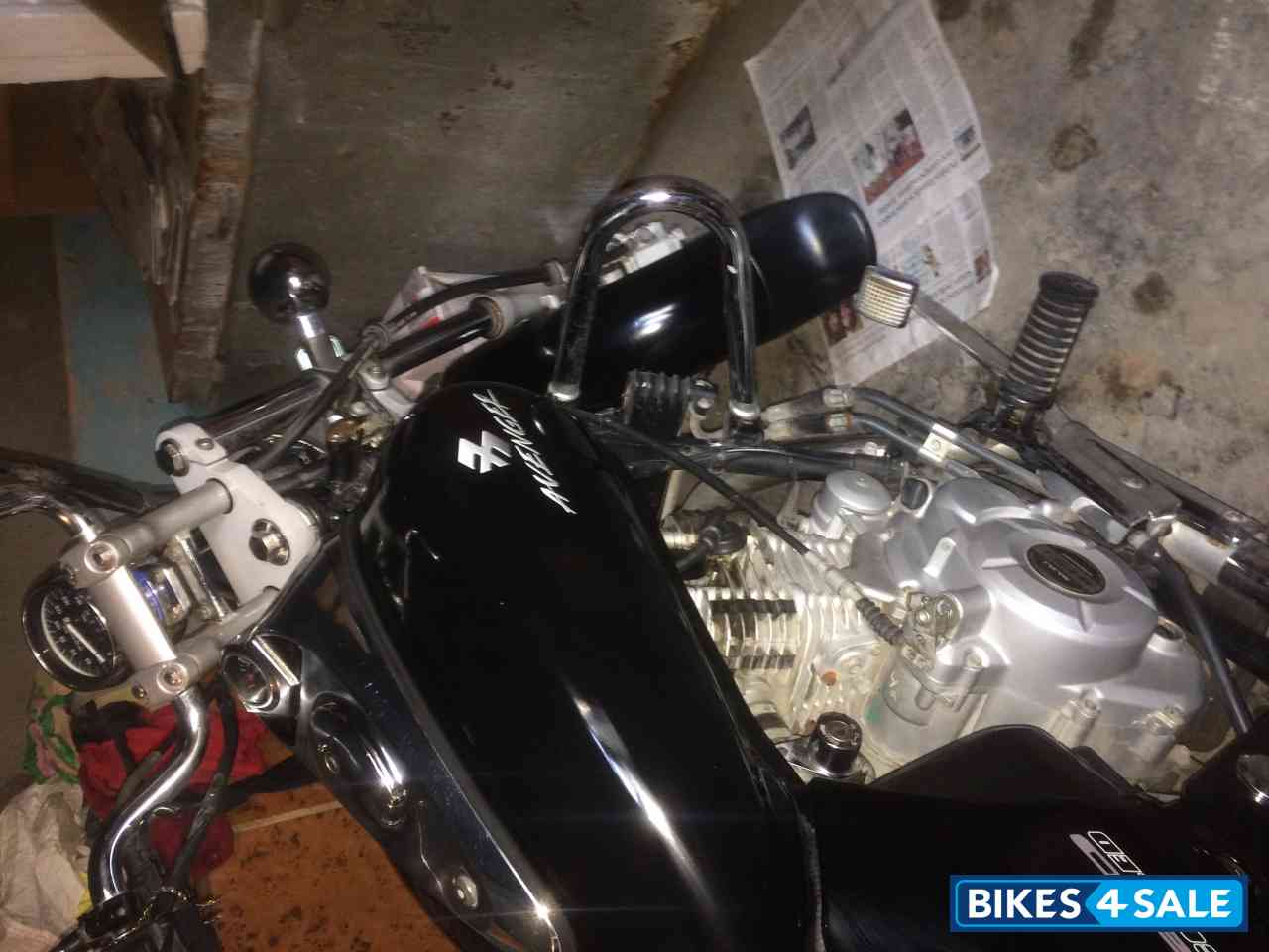 Black Bajaj Avenger 220 DTS-i Black Bajaj Avenger 220 DTS-i