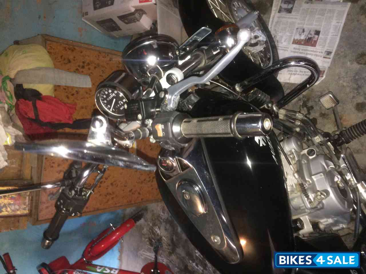 Black Bajaj Avenger 220 DTS-i Black Bajaj Avenger 220 DTS-i