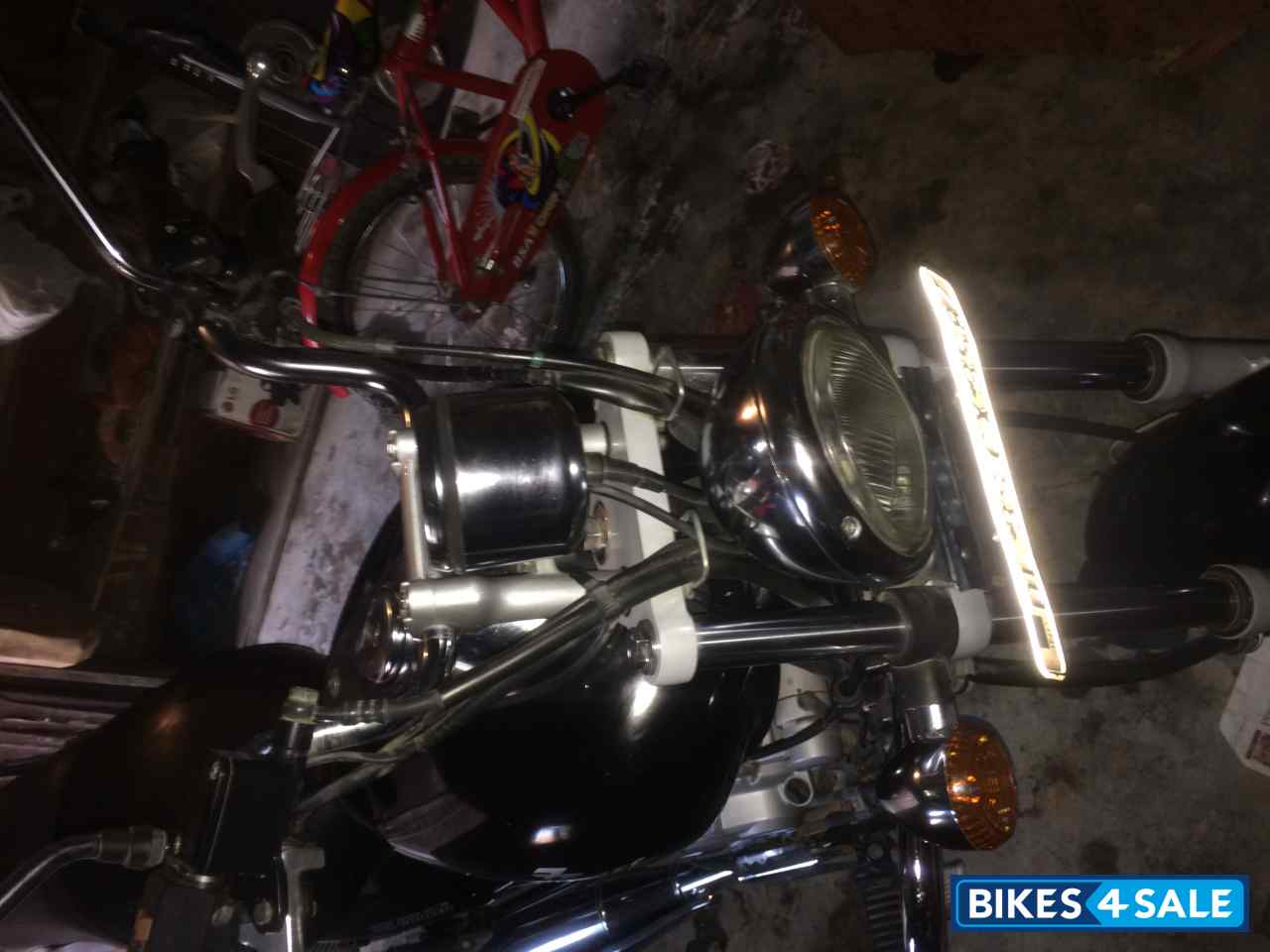 Black Bajaj Avenger 220 DTS-i Black Bajaj Avenger 220 DTS-i