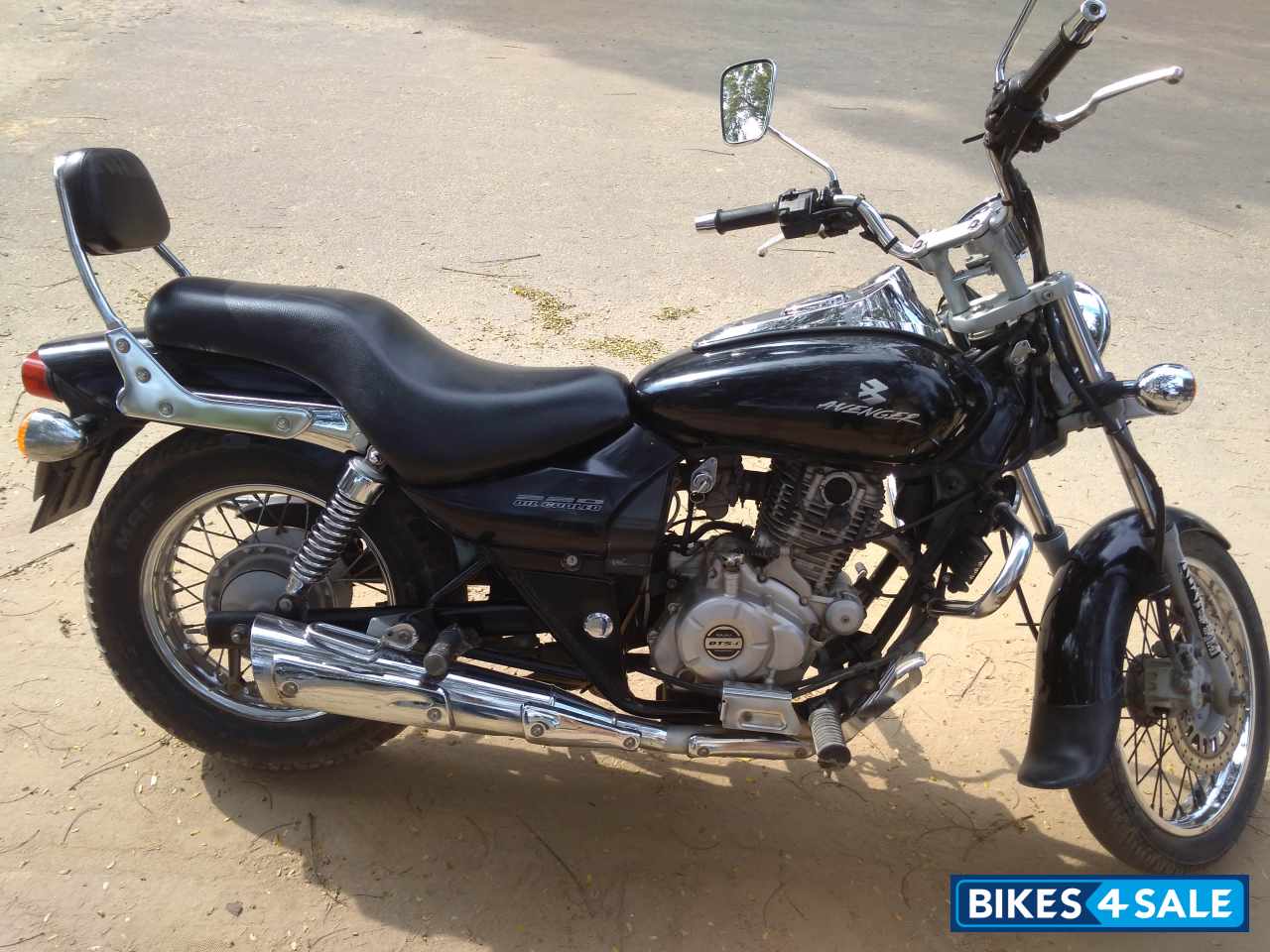 Black Bajaj Avenger 220 DTS-i