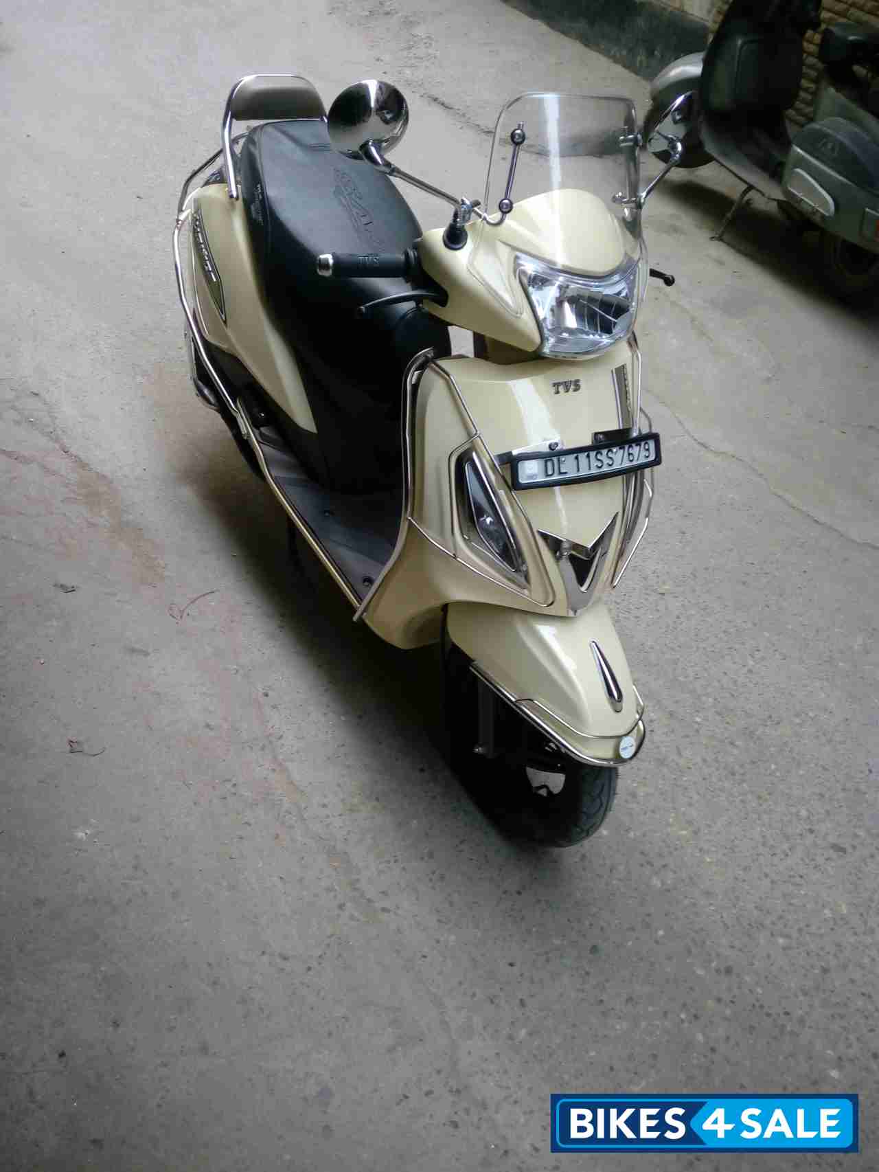 Ivory White TVS Jupiter Classic