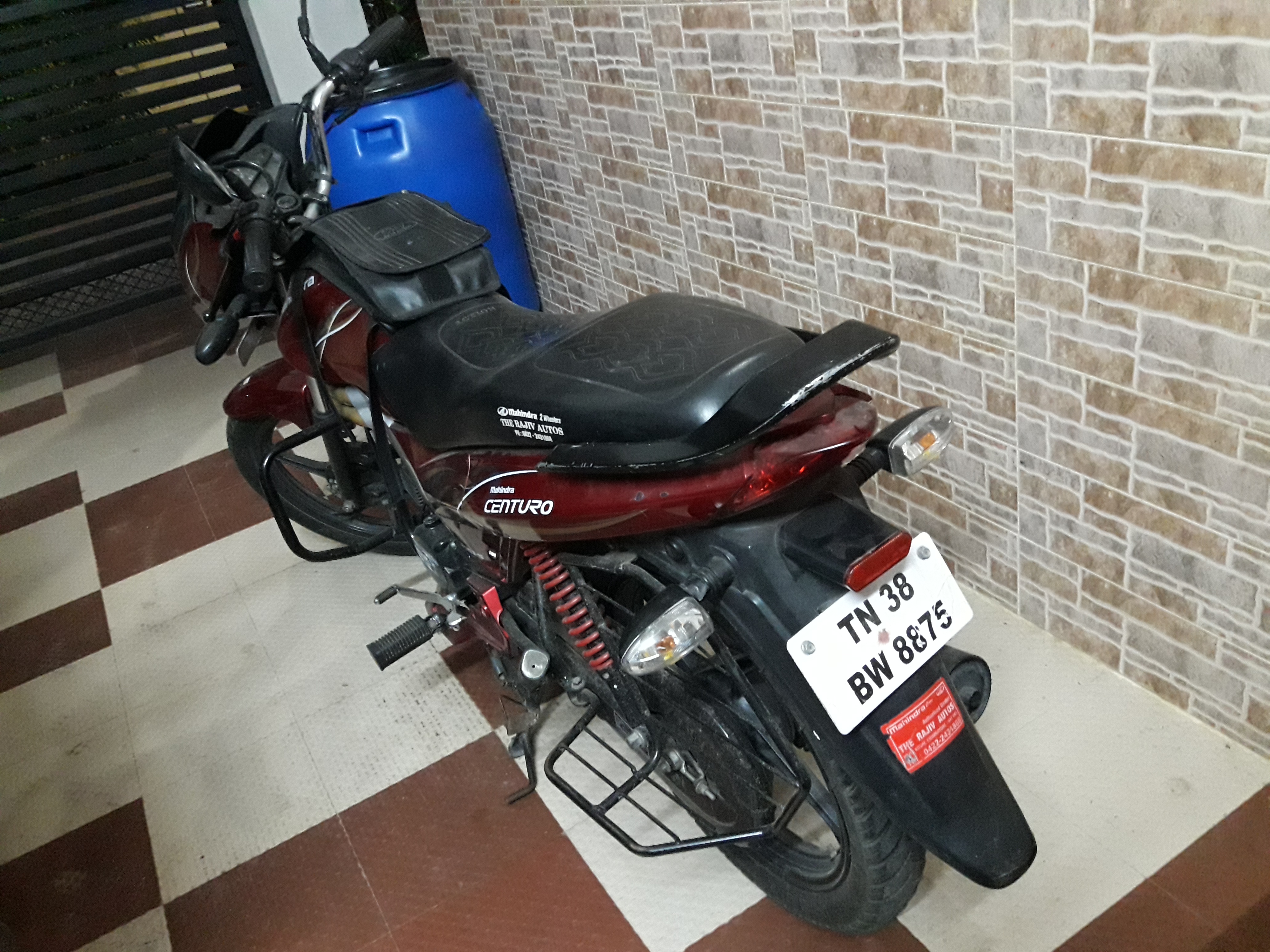 Red Mahindra Centuro