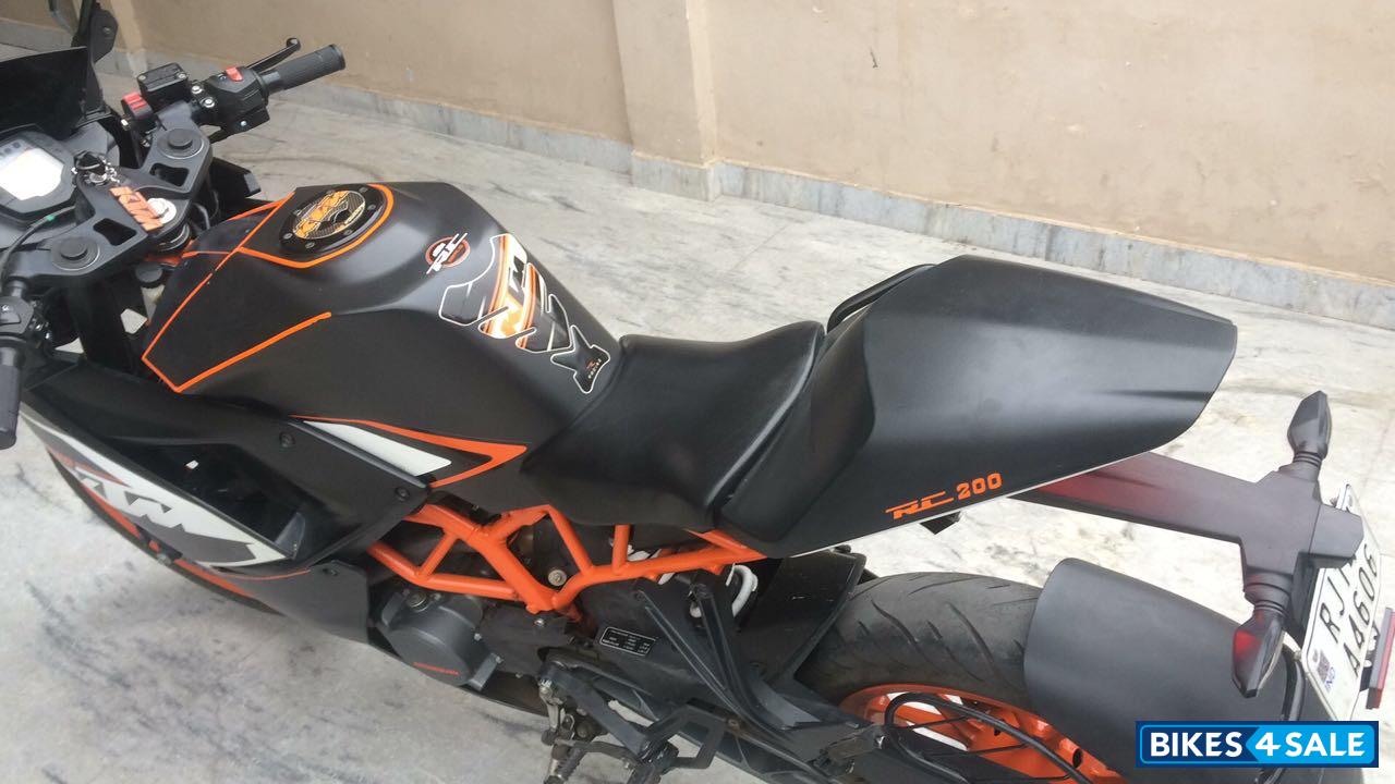 Black KTM RC 200