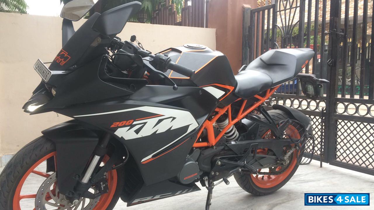 Black KTM RC 200