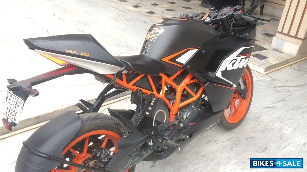 Black KTM RC 200