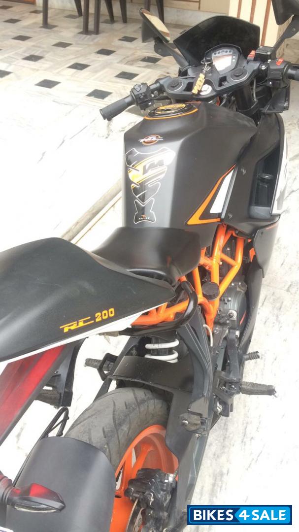 Black KTM RC 200