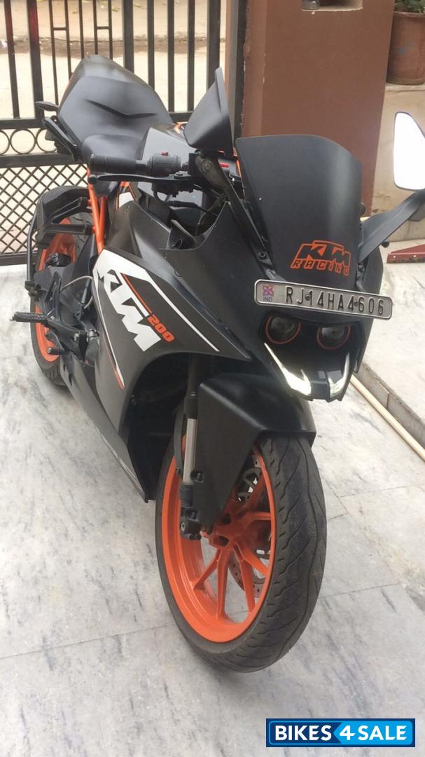 Black KTM RC 200