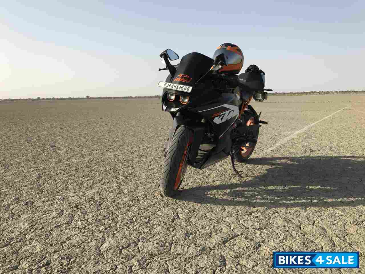 Black KTM RC 200