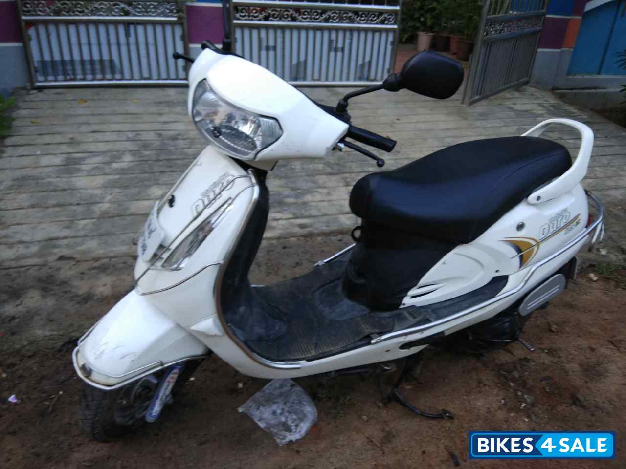 White Mahindra Duro DZ