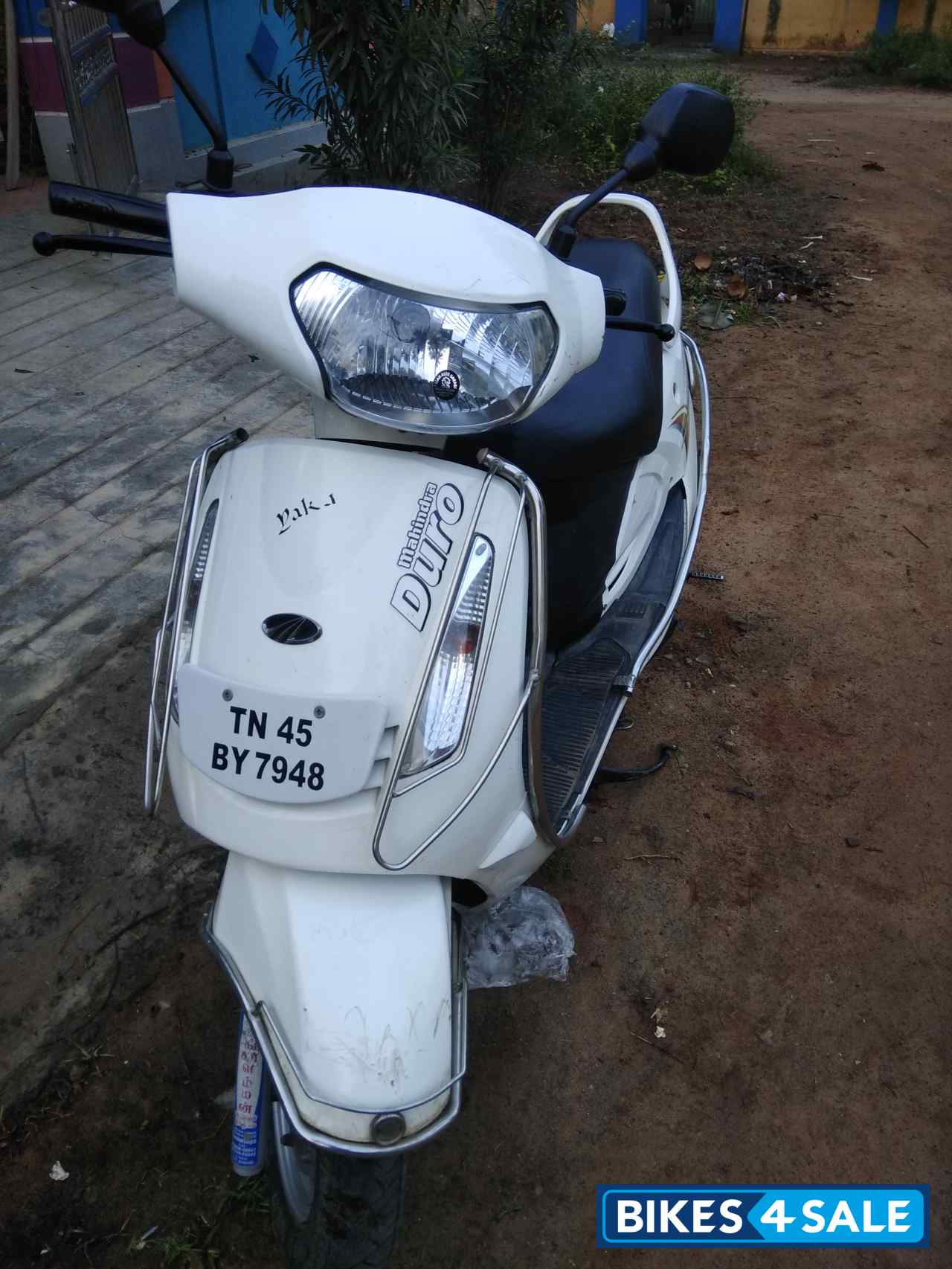 White Mahindra Duro DZ