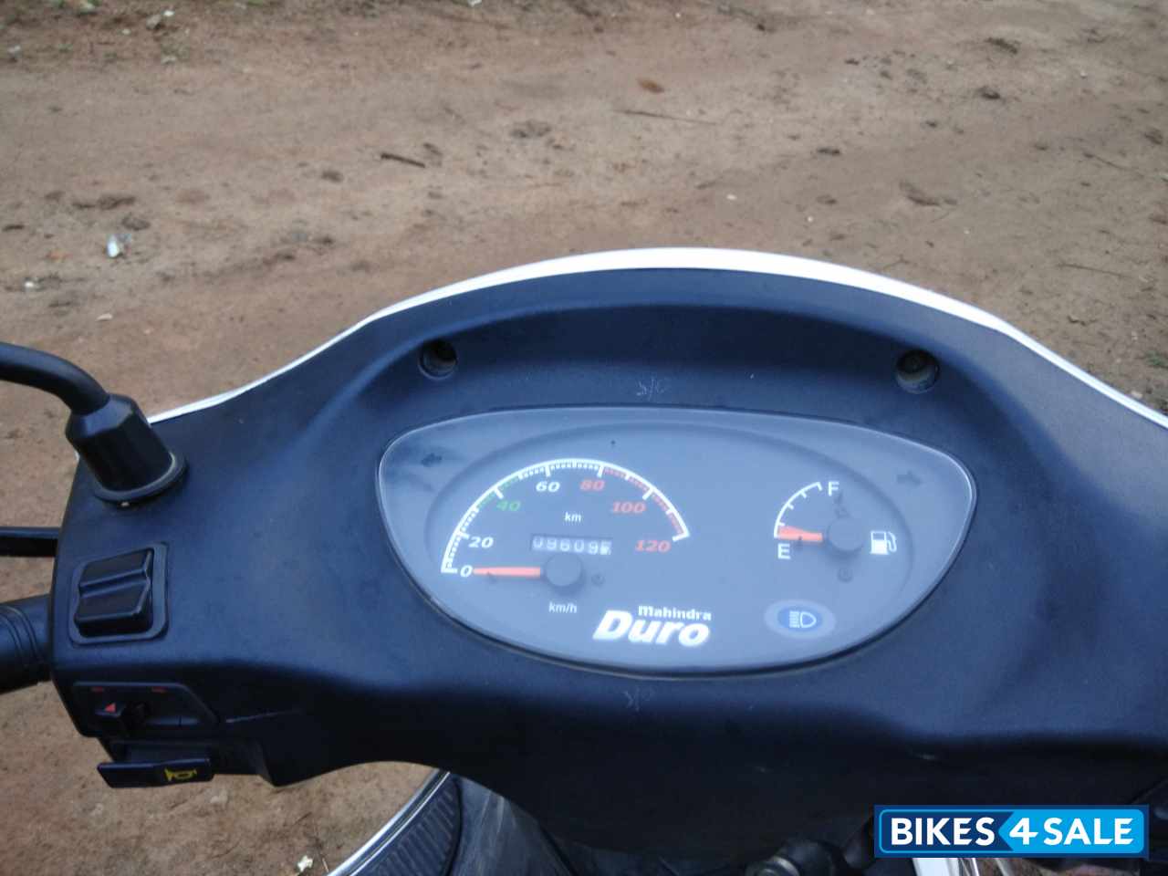 White Mahindra Duro DZ