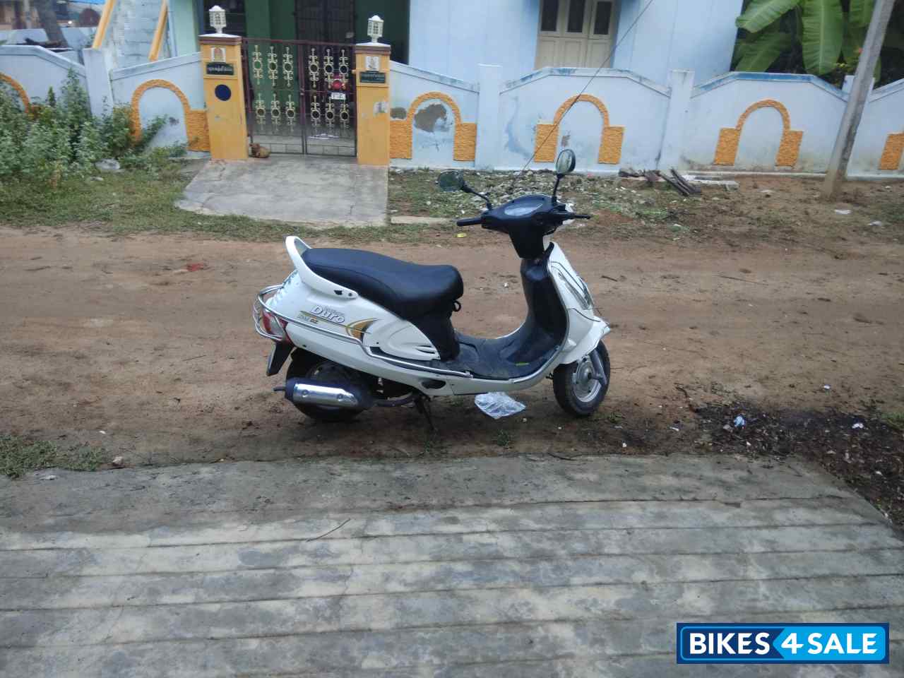 White Mahindra Duro DZ