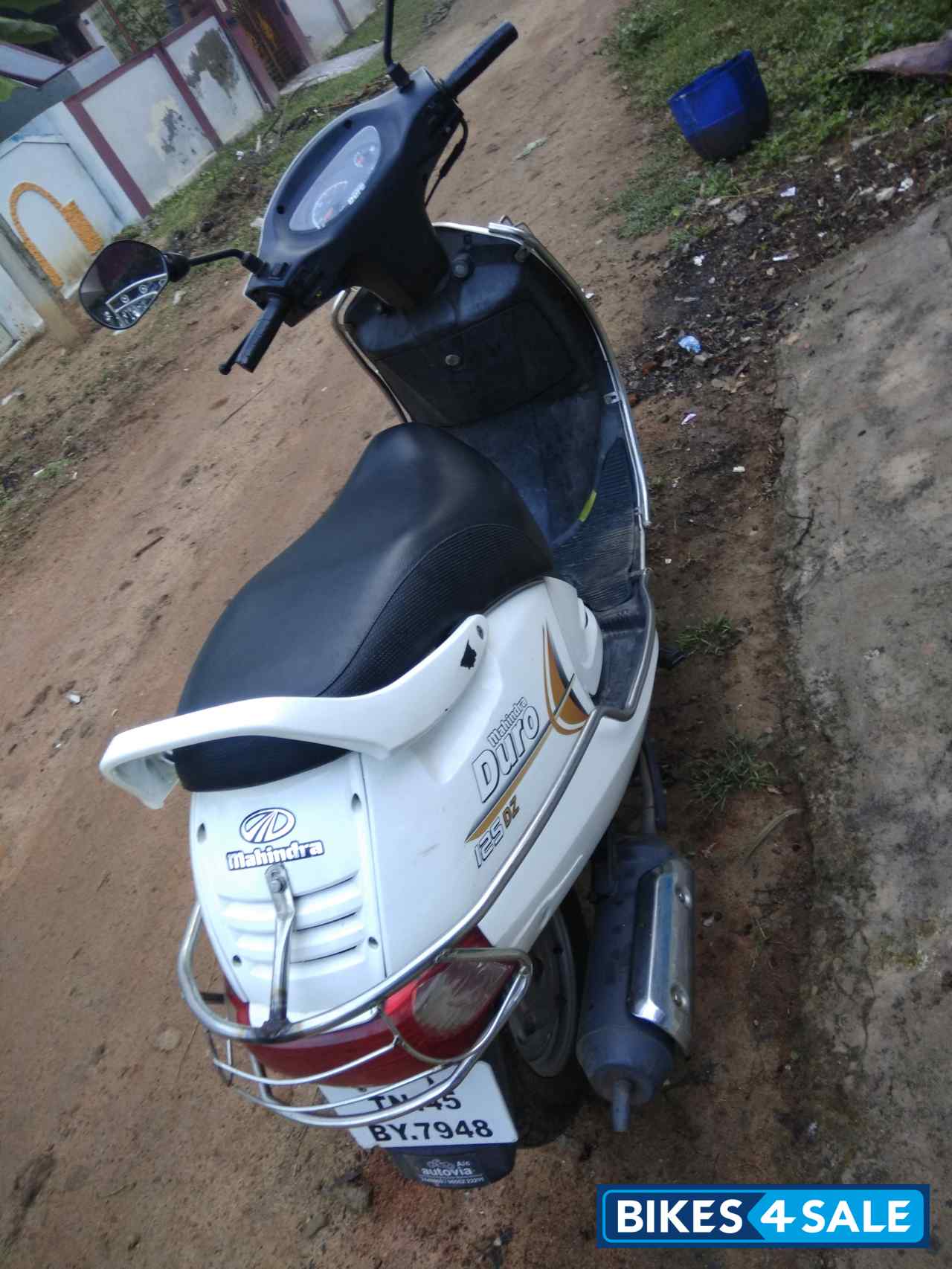 White Mahindra Duro DZ