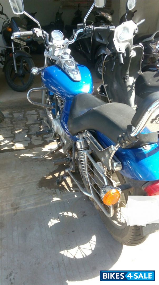 Blue Bajaj Avenger 220 DTS-i