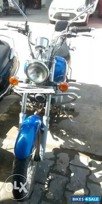 Blue Bajaj Avenger 220 DTS-i