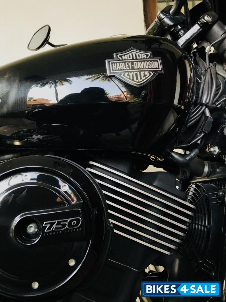 Black Harley Davidson Street 750