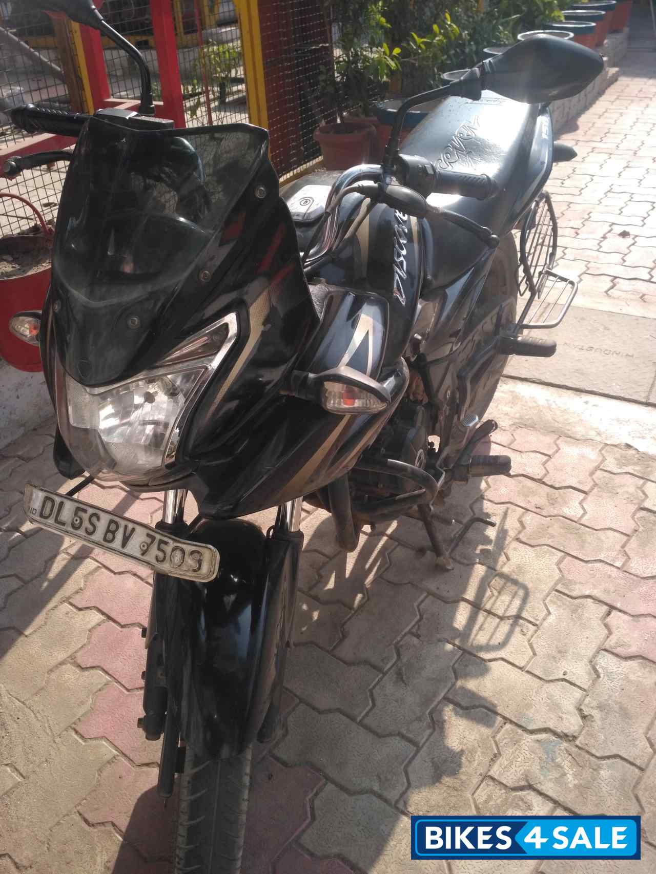 Black Bajaj Discover 150 F Black Bajaj Discover 150 F