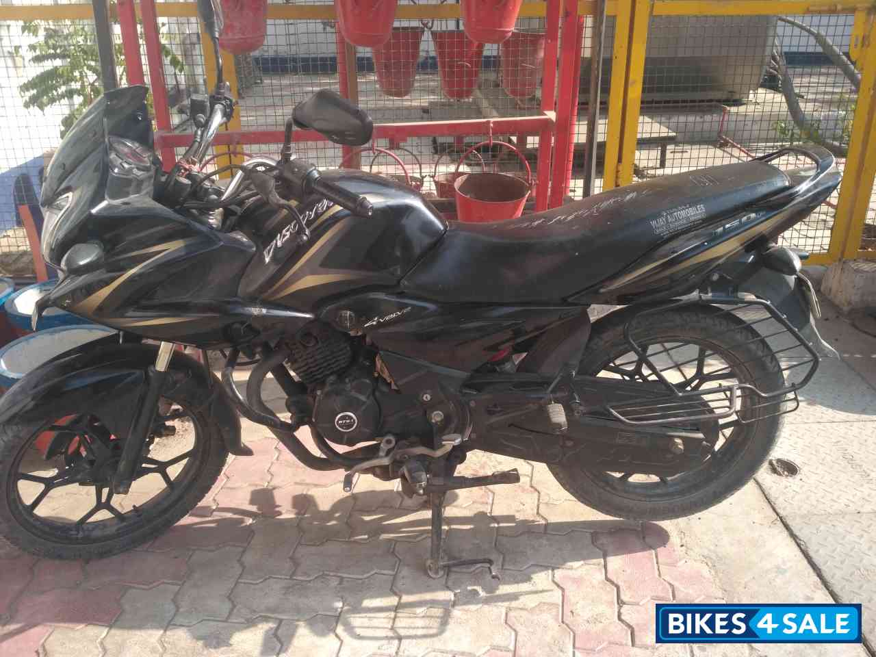 Black Bajaj Discover 150 F Black Bajaj Discover 150 F