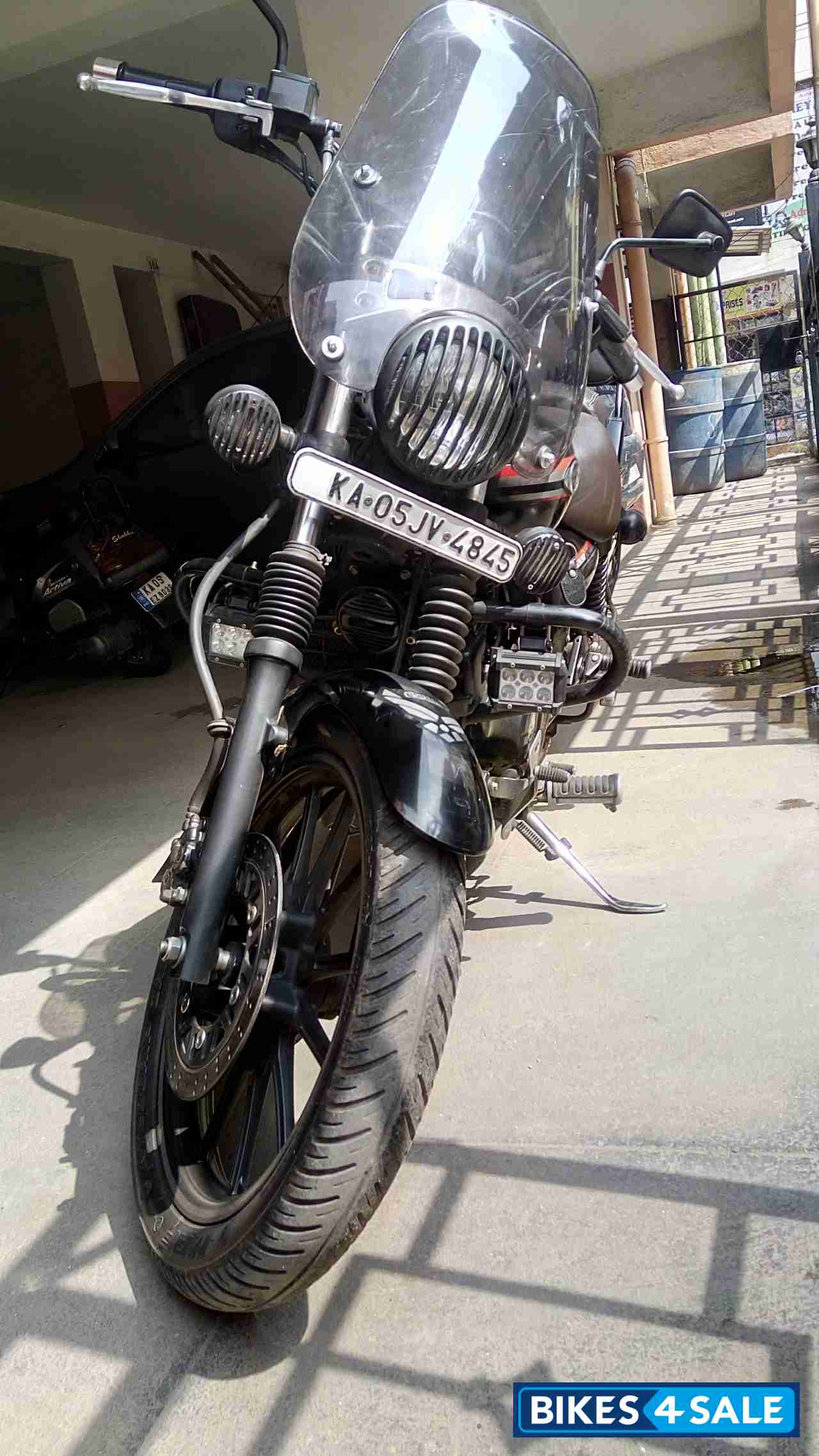 Black Bajaj Avenger Street 220 Black Bajaj Avenger Street 220