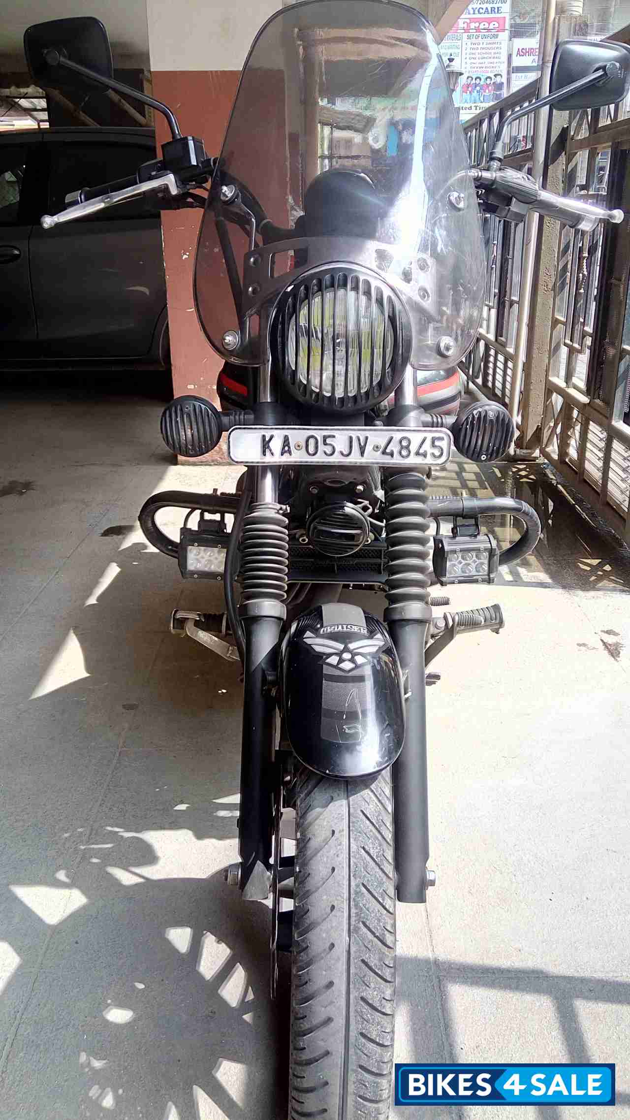 Black Bajaj Avenger Street 220 Black Bajaj Avenger Street 220