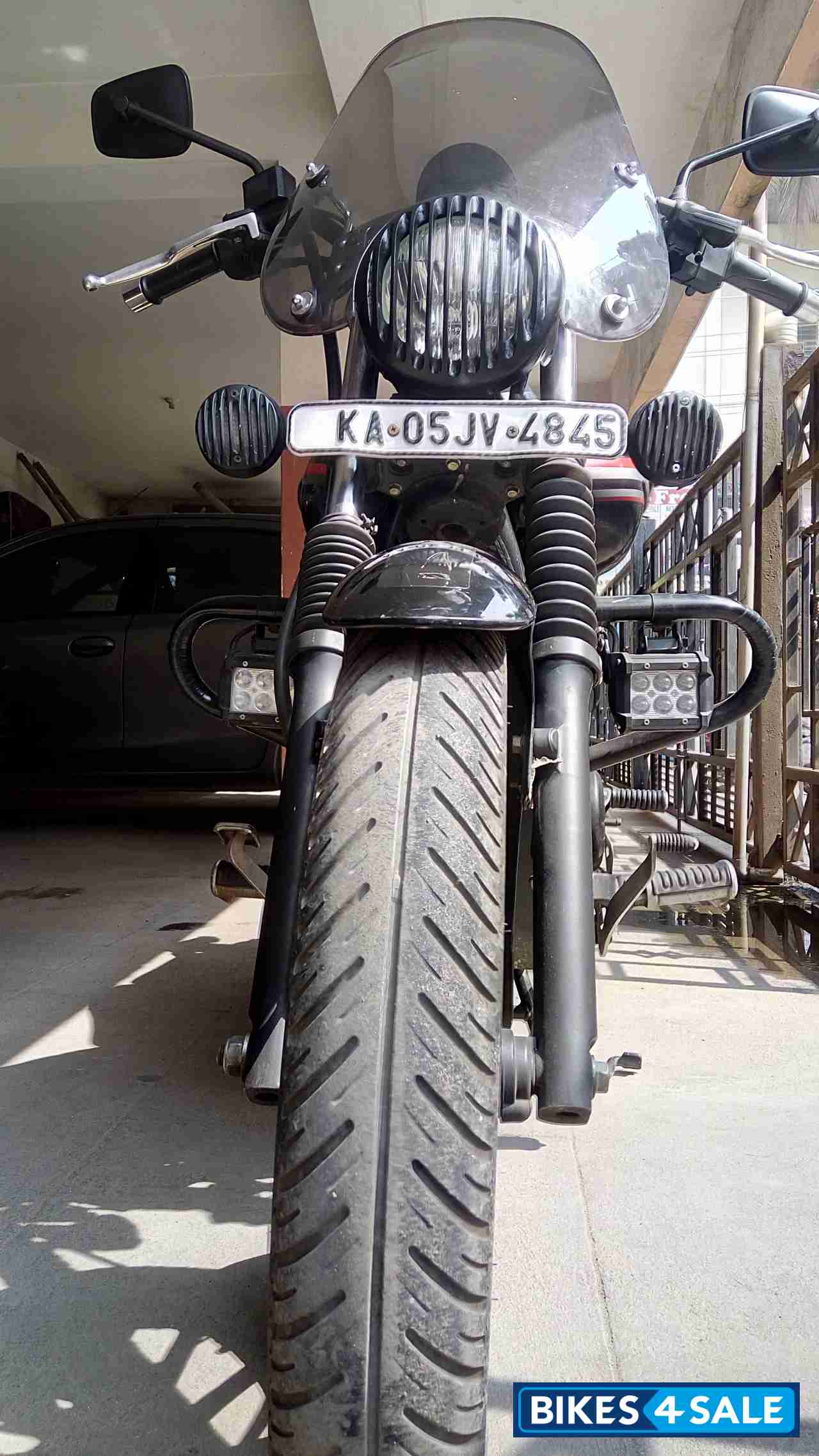 Black Bajaj Avenger Street 220 Black Bajaj Avenger Street 220